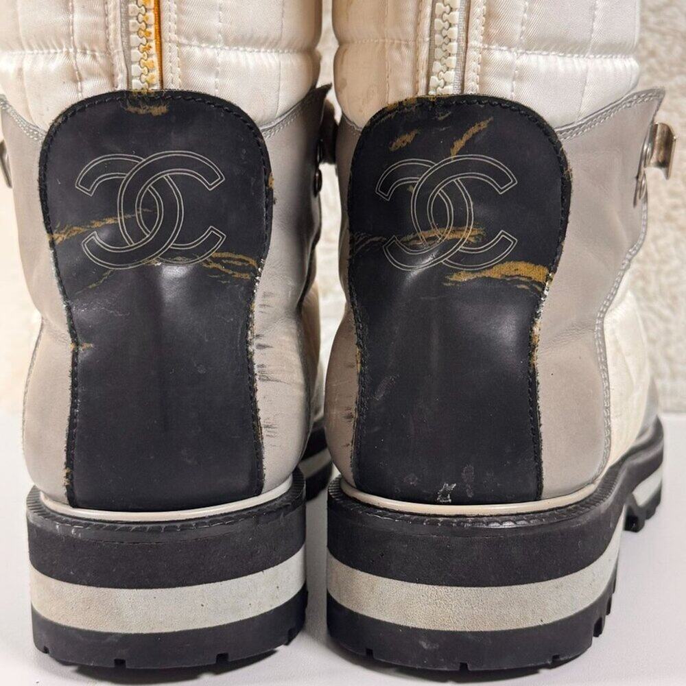 VINTAGE Chanel White & Gray Quilted Ski Boots Size 38. - Picture 9 of 16